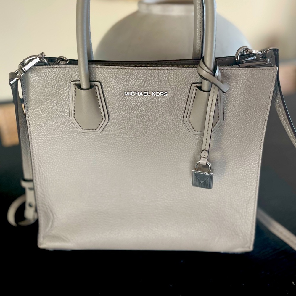Gently used Michael Kors handbag long strap.Height:9 inches Width: 11 inches